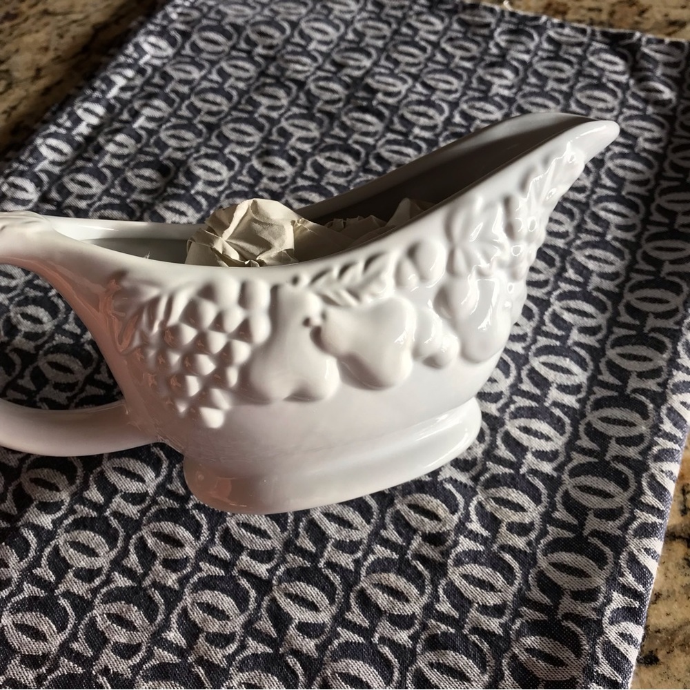Gibson Gravy Boat. White. Porcelain Stoneware. 16 oz